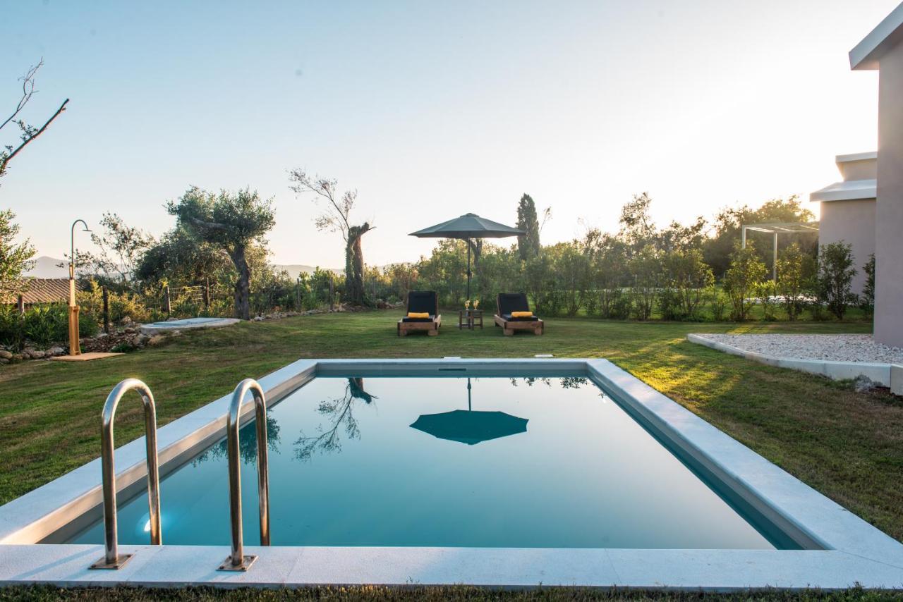 Villas Epta Karpi Complex Of 7 Luxury Villas Skriperon Exterior photo